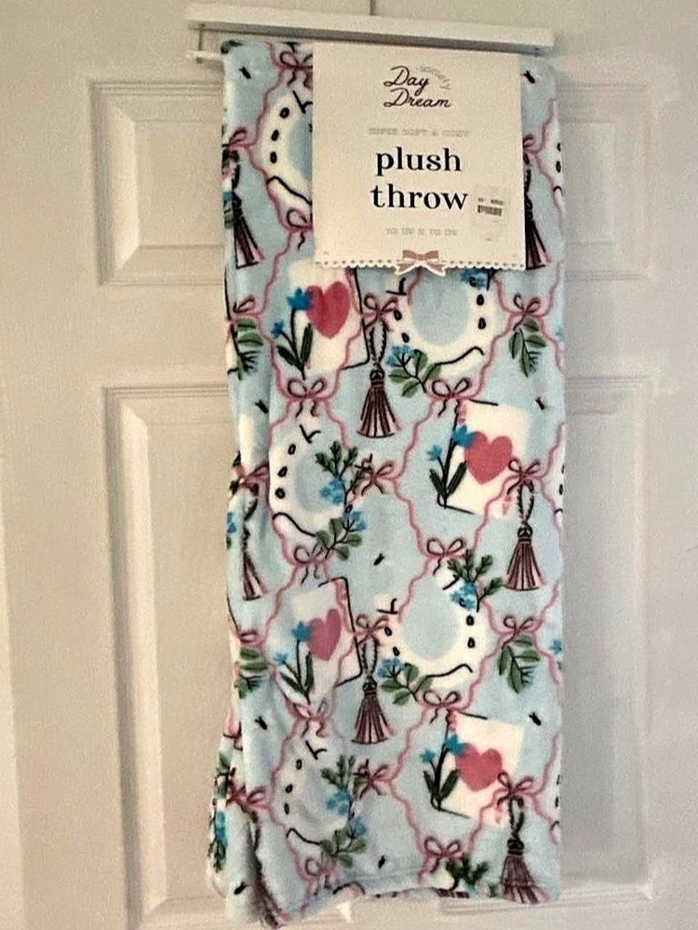 NWT Day Dream Super Soft & Cozy Plush Throw Blue & Pink